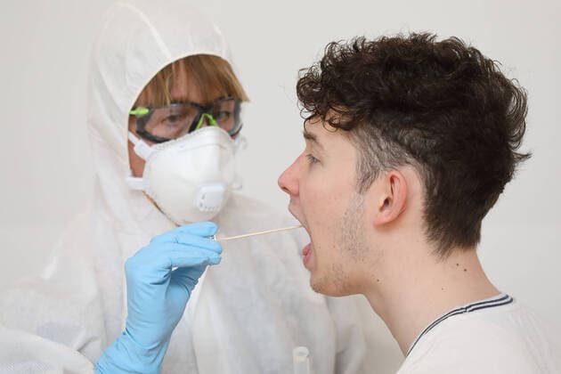 28 03 2020, Berlin, GER Gestellte Szene Junger Mann undergoes a coronavirus test MR yes, 20 30 years, 40 50 years, smear, doctor, everyday life, breathing m