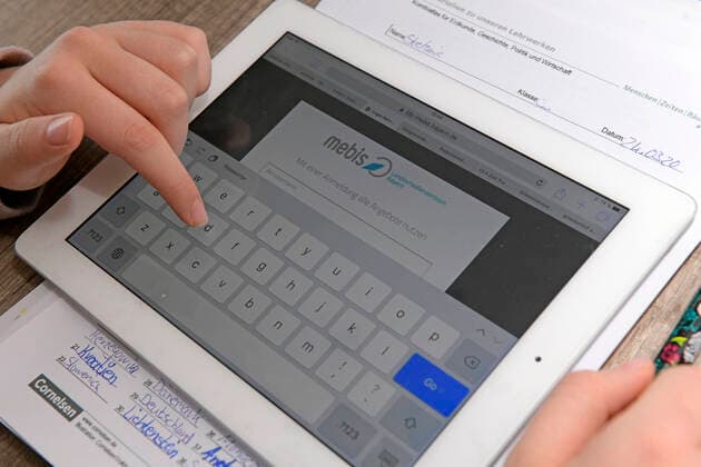 28 02 2020, Children and Family, Modelreleased Home Schooling, Children in Bavaria because of the Corona Pandemic Girl sitting at her desk learning her lessons tasks on the iPad 28 02 2020, Children and Family, homeschooling 28 02 2020, Children and Family, homeschooling