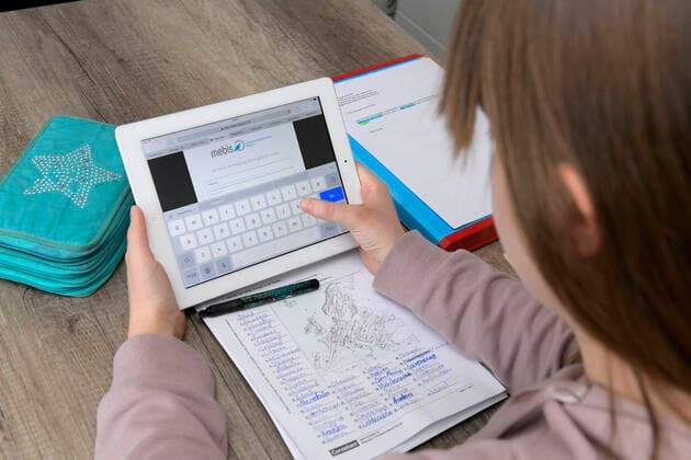28 02 2020, Children and Family, Modelreleased Home Schooling, Children in Bavaria because of the Corona Pandemic Girl sitting at her desk learning her lessons tasks on the iPad 28 02 2020, Children and Family, homeschooling 28 02 2020, Children and Family, homeschooling