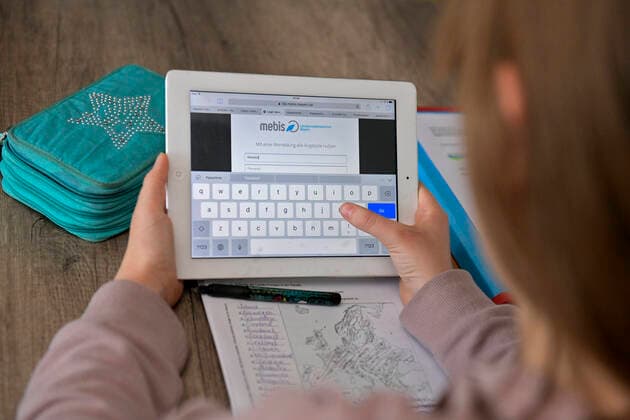 28 02 2020, Children and Family, Modelreleased Home Schooling, Children in Bavaria because of the Corona Pandemic Girl sitting at her desk learning her lessons tasks on the iPad 28 02 2020, Children and Family, homeschooling 28 02 2020, Children and Family, homeschooling