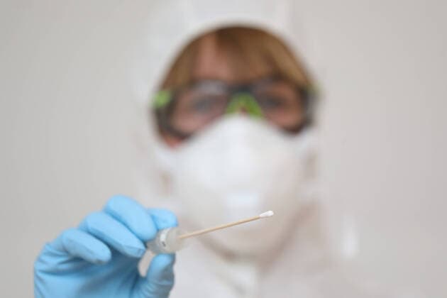 28 03 2020, Berlin, GER Gestellte Szene Aerztin hält ein Wattestaebchen eines Coronavirus Tests in der Hand MR yes, 40 50 Jahre, Aerztin, Alltag, Atemmaske, Berlin, C