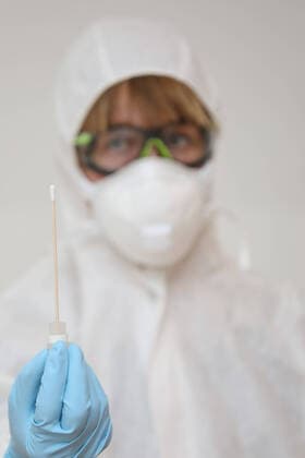 28 03 2020, Berlin, GER Gestellte Szene Aerztin hält ein Wattestaebchen eines Coronavirus Tests in der Hand MR yes, 40 50 Jahre, Aerztin, Alltag, Atemmaske, Berlin, C