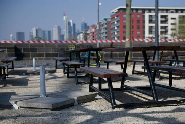 28 03 2020, xblx, Frankfurt on day 6 of the contact ban, the cafe on the Main bank is not allowed to have guests, tables and chairs locked, Frankfurt am Main