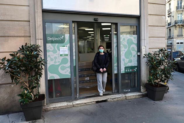 La Pharmacie Delpech specialisee dans les preparations magistrales fabrique 10000 litres de solution Hydroalcoolique OMS dans la rue par jour NEWS : COVID19 - Paris - 28 03 2020 JBAutissier Panoramic 