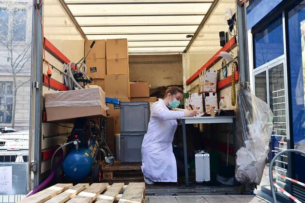 La Pharmacie Delpech specialisee dans les preparations magistrales fabrique 10000 litres de solution Hydroalcoolique OMS dans la rue par jour NEWS : COVID19 - Paris - 28 03 2020 JBAutissier Panoramic 