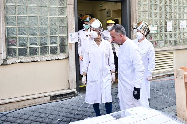 La Pharmacie Delpech specialisee dans les preparations magistrales fabrique 10000 litres de solution Hydroalcoolique OMS dans la rue par jour NEWS : COVID19 - Paris - 28 03 2020 JBAutissier Panoramic 