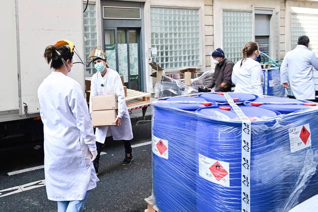 La Pharmacie Delpech specialisee dans les preparations magistrales fabrique 10000 litres de solution Hydroalcoolique OMS dans la rue par jour NEWS : COVID19 - Paris - 28 03 2020 JBAutissier Panoramic 