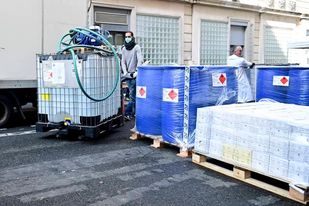 La Pharmacie Delpech specialisee dans les preparations magistrales fabrique 10000 litres de solution Hydroalcoolique OMS dans la rue par jour NEWS : COVID19 - Paris - 28 03 2020 JBAutissier Panoramic 