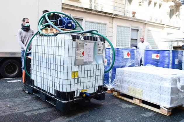 La Pharmacie Delpech specialisee dans les preparations magistrales fabrique 10000 litres de solution Hydroalcoolique OMS dans la rue par jour NEWS : COVID19 - Paris - 28 03 2020 JBAutissier Panoramic 