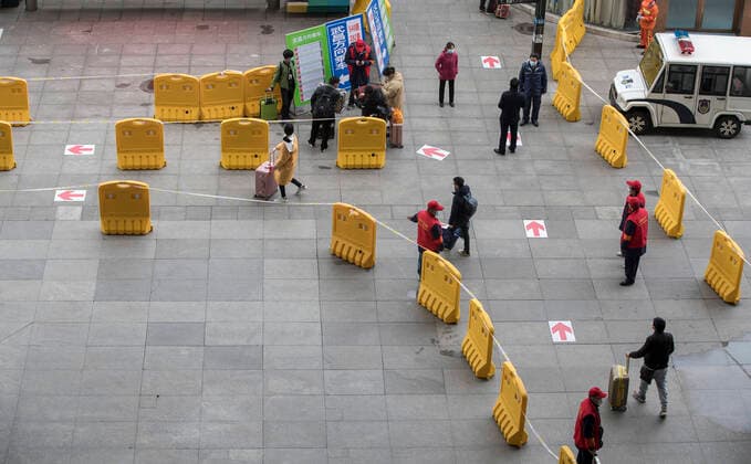 (200328) -- WUHAN, March 28, 2020 -- Staff guide passengers to take buses outside the railway station in Wuhan, central China s Hubei Province, March 28, 2020. Inbound trains started arriving in Wuhan s 17 train stations on Saturday. ) CHINA-WUHAN-RAILWAY-INBOUND SERVICE-RESUMPTION (CN) FeixMaohua 