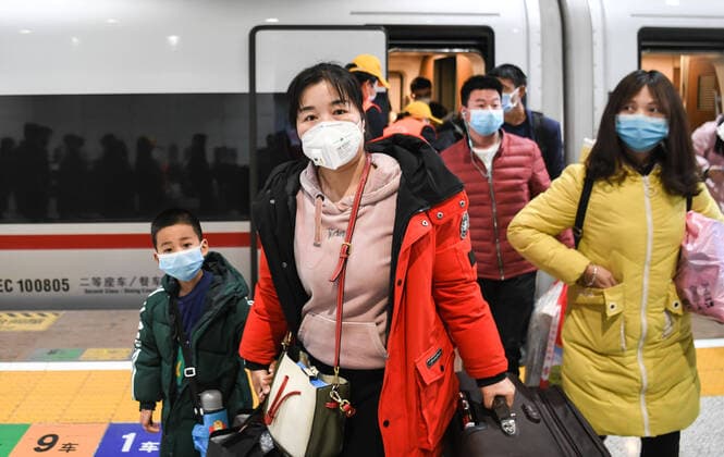 (200328) -- WUHAN, March 28, 2020 -- Passengers get off the train at Wuhan Railway Station in Wuhan, central China s Hubei Province, March 28, 2020. Inbound trains started arriving in Wuhan s 17 train stations on Saturday. ) CHINA-WUHAN-RAILWAY-INBOUND SERVICE-RESUMPTION (CN) ChengxMin 