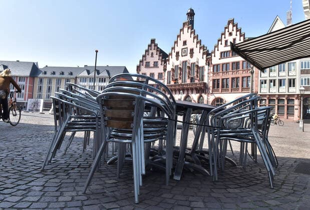 28 03 2020, xblx, Frankfurt on day 6 of the contact ban, the cafes at Römerberg are not allowed to serve guests, empty and moved tables and chairs Frankfurt am Main