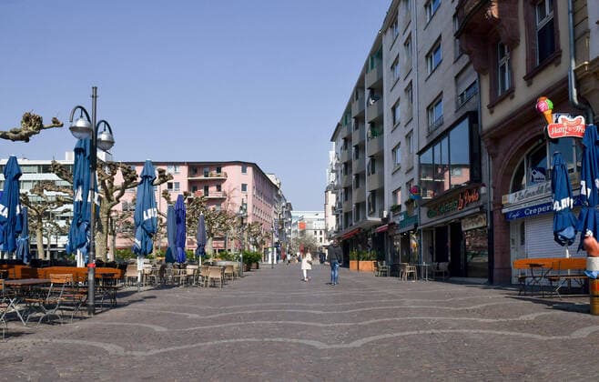 28 03 2020, xblx, Frankfurt on day 6 of the contact ban, the cafes on Paulsplatz are not allowed to serve guests, empty tables and chairs Frankfurt am Main