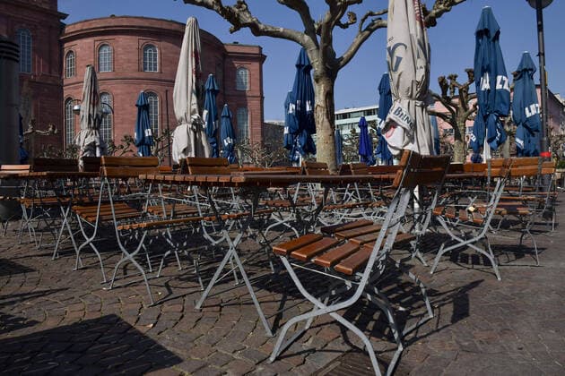 28 03 2020, xblx, Frankfurt on day 6 of the contact ban, the cafes on Paulsplatz are not allowed to serve guests, empty tables and chairs Frankfurt am Main
