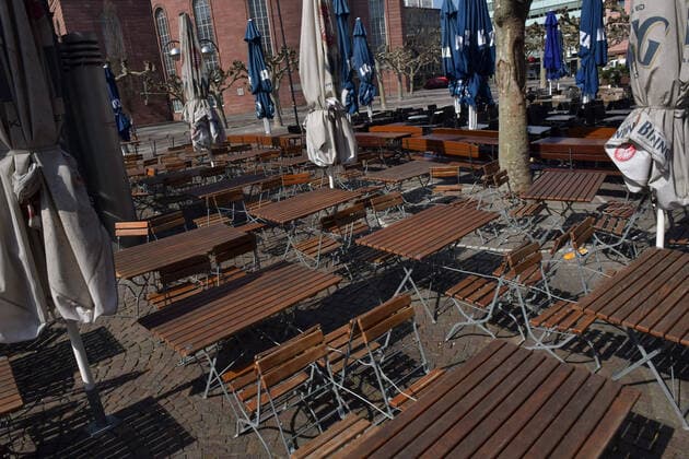28 03 2020, xblx, Frankfurt on day 6 of the contact ban, the cafes on Paulsplatz are not allowed to serve guests, empty tables and chairs Frankfurt am Main