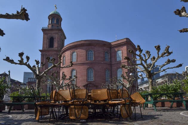 28 03 2020, xblx, Frankfurt on day 6 of the contact ban, the cafes on Paulsplatz are not allowed to serve guests, empty tables and chairs Frankfurt am Main