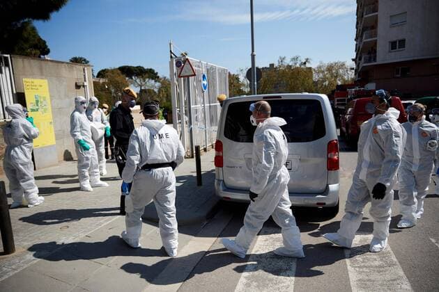 Members of the Spanish Army s Military Emergency Unit (UME) work on the disinfection of DIDA juvenile center in Barcelona, Catalonia, Spain, 28 March 2020. Spain faces the 14th consecutive day of national lockdown in an effort to slow down the spread of the pandemic COVID-19 disease caused by the SARS-CoV-2 coronavirus. Coronavirus in Spain !ACHTUNG: NUR REDAKTIONELLE NUTZUNG!  Copyright: xAlejandroxGarcíax GRAF2775 20200328-637210090709699433