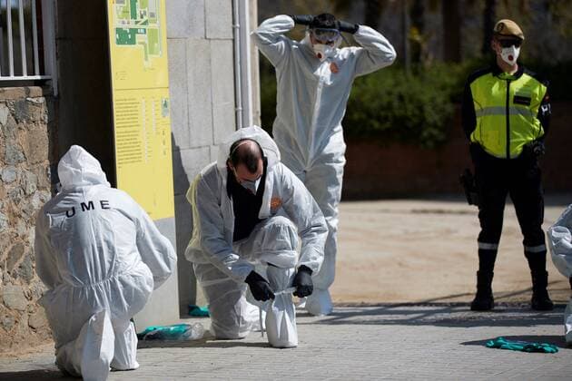 Members of the Spanish Army s Military Emergency Unit (UME) work on the disinfection of DIDA juvenile center in Barcelona, Catalonia, Spain, 28 March 2020. Spain faces the 14th consecutive day of national lockdown in an effort to slow down the spread of the pandemic COVID-19 disease caused by the SARS-CoV-2 coronavirus. Coronavirus in Spain !ACHTUNG: NUR REDAKTIONELLE NUTZUNG!  Copyright: xAlejandroxGarcíax GRAF2769 20200328-637210090724387137