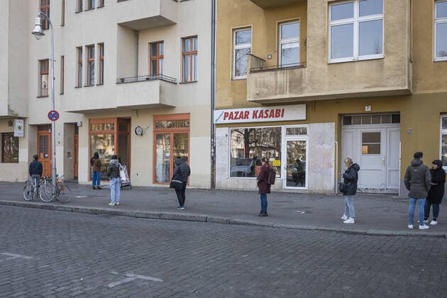 People standing in a queue, in front of a shop in Berlin 28 03 2020 Berlin Germany Copyright: xFelixxZahn photothek.netx
