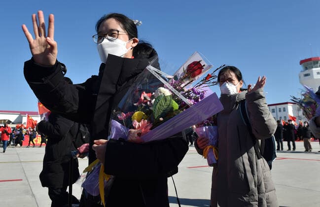 (200328) -- CHANGBAISHAN, March 28, 2020 -- Medical workers supporting virus-hit Hubei Province wave after disembarking from the plane at Changbaishan Airport in northeast China s Jilin Province, March 28, 2020. The third batch of medical assistance teams from Jilin, which consists of 404 members, returned from Hubei as the epidemic outbreak in the hard-hit province has been subdued. ) CHINA-JILIN-MEDICAL TEAM-RETURN FROM HUBEI (CN) LinxHong 