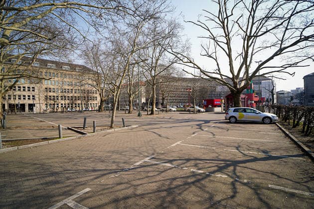 28 03 2020,Berlin,Germany,GER,the city in times of the Corona pandemic, the art and flea market at Fehrbelliner Platz is temporarily closed until 19 04 2020