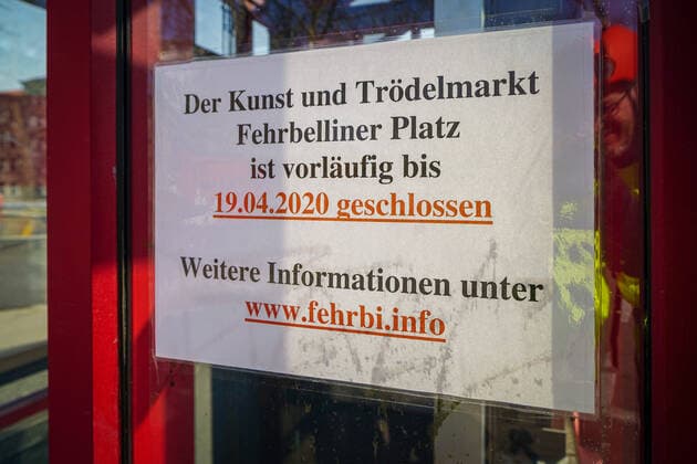28 03 2020,Berlin,Germany,GER,the city in times of the Corona pandemic, the art and flea market at Fehrbelliner Platz is temporarily closed until 19 04 2020