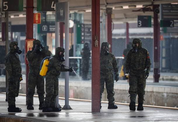 Members of the Spanish Army s Military Emergency Unit (UME) work on the disinfection of Irun s railway station, in Irun, Basque Country Spain, 28 March 2020. Spain faces the 14th consecutive day of national lockdown in an effort to slow down the spread of the pandemic COVID-19 disease caused by the SARS-CoV-2 coronavirus. Coronavirus in Spain !ACHTUNG: NUR REDAKTIONELLE NUTZUNG!  Copyright: xJavierxEtxezarretax GRAFCAV3989 20200328-637210119313183991