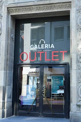 Galeria Karstadt Kaufhof applies for state aid The Corona crisis threatens to tear the barely half-won ground from under the feet of Galeria Karstadt Kaufhof Now, according to LZ Informationen, the department store group has applied for state aid Galeri xRx