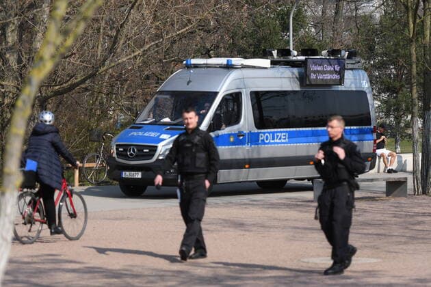 Berlin policemen point out the exit and contact blocks They also make loudspeaker announcements and ask everyone who is sitting or lying down on the lawn in the park at Gleisdreieck to move away.