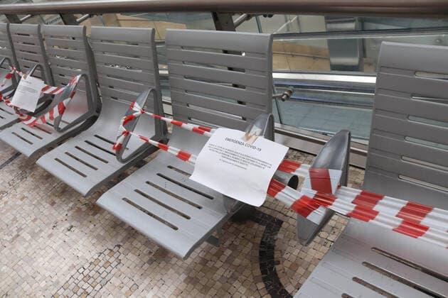 foto ipp-giorgio rossi- milano 28 03 2020- emergenza coronavirus - la stazione centrale dei treni deserta - le panchine con il divieto di sedersi sopra emergenza coronavirus - stazion  0