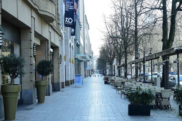 Empty Kö on 28 03 2020 in Düsseldorf Only a few passers-by go shopping on Düsseldorfs Kö Königsallee at noon on Saturday In order to keep the risk of infection with the corona virus as low as possible, NRWs Minister President Armin Laschet CDU called on the population to leave their own four walls only in urgent cases xRx