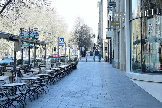 Empty Kö on 28 03 2020 in Düsseldorf Only a few passers-by go shopping on Düsseldorfs Kö Königsallee at noon on Saturday In order to keep the risk of infection with the corona virus as low as possible, NRWs Minister President Armin Laschet CDU called on the population to leave their own four walls only in urgent cases xRx