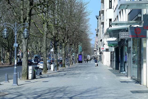 Empty Kö on 28 03 2020 in Düsseldorf Only a few passers-by go shopping on Düsseldorfs Kö Königsallee at noon on Saturday In order to keep the risk of infection with the corona virus as low as possible, NRWs Minister President Armin Laschet CDU called on the population to leave their own four walls only in urgent cases xRx