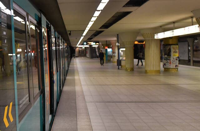 28 03 2020, xblx, Frankfurt on day 6 of the contact ban, almost no people on the subway Frankfurt am Main