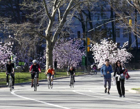 March 28, 2020, International, New York,USA: (NEW) COVID-19- Movement at Central Park. March 28,2020,New York,USA:Movement of people at Central Park, this Saturday morning (28). Even with the coronavirus pandemic, there is a lot of movement at the Park...Credit: Thenews2 International - ZUMAn293 20200328_znp_n293_003 Copyright: xJuliaxMineevax