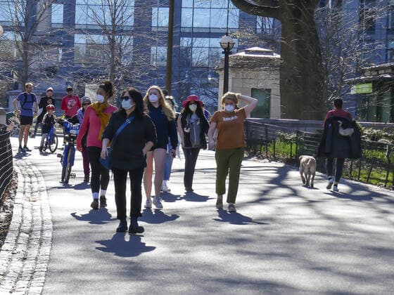 March 28, 2020, International, New York,USA: (NEW) COVID-19- Movement at Central Park. March 28,2020,New York,USA:Movement of people at Central Park, this Saturday morning (28). Even with the coronavirus pandemic, there is a lot of movement at the Park...Credit: Thenews2 International - ZUMAn293 20200328_znp_n293_013 Copyright: xJuliaxMineevax