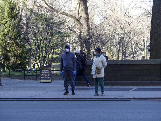 March 28, 2020, International, New York,USA: (NEW) COVID-19- Movement at Central Park. March 28,2020,New York,USA:Movement of people at Central Park, this Saturday morning (28). Even with the coronavirus pandemic, there is a lot of movement at the Park...Credit: Thenews2 International - ZUMAn293 20200328_znp_n293_015 Copyright: xJuliaxMineevax