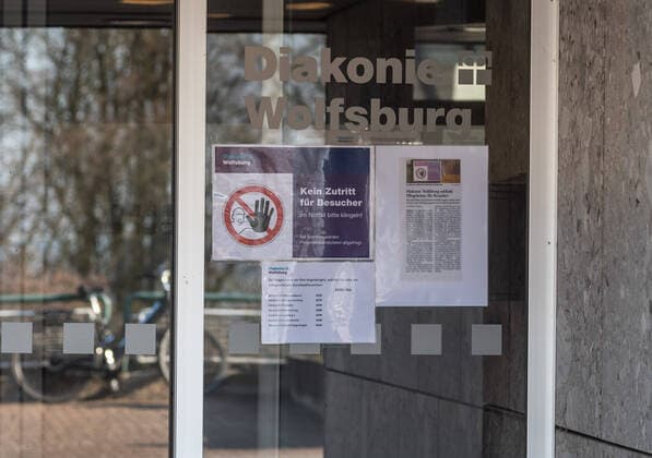 Lower Saxony Wolfsburg, 28 03 20, exterior view of nursing home Hanns Lilje Heim, Martin Luther Str entrance area
