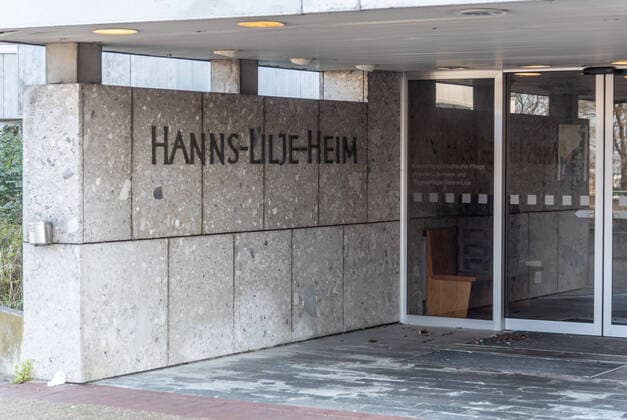 Lower Saxony Wolfsburg, 28 03 20, exterior view of nursing home Hanns Lilje Heim, Martin Luther Str entrance area