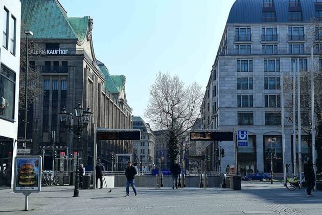 Coronavirus Deserted city centre on 28 03 2020 in Düsseldorf Only a few passers-by go shopping in the city centre on a Saturday afternoon In order to keep the risk of infection with the coronavirus as low as possible, NRW Minister President Armin Laschet CDU had called on the population to leave their own four walls only in urgent cases xRx