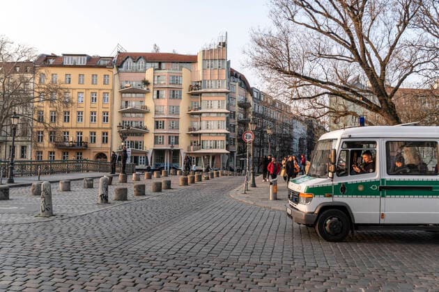 Non-compliance with the ban on contact during the corona crisis in Berlin Tightened police controls to prevent the Convid 19 virus from spreading through too close contact Non-compliance with the ban on contact on the Admiralsbrücke in Kreuzberg during the corona crisis in Berlin Tightened police controls to prevent the Convid 19 virus from spreading through too close contact