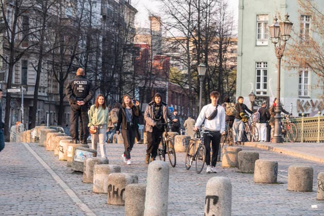 Non-compliance with the ban on contact during the corona crisis in Berlin Tightened police controls to prevent the Convid 19 virus from spreading through too close contact Non-compliance with the ban on contact on the Admiralsbrücke in Kreuzberg during the corona crisis in Berlin Tightened police controls to prevent the Convid 19 virus from spreading through too close contact