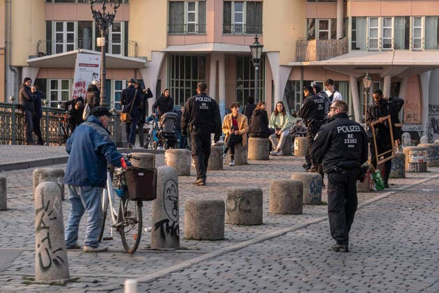 Non-compliance with the ban on contact during the corona crisis in Berlin Tightened police controls to prevent the Convid 19 virus from spreading through too close contact Non-compliance with the ban on contact on the Admiralsbrücke in Kreuzberg during the corona crisis in Berlin Tightened police controls to prevent the Convid 19 virus from spreading through too close contact