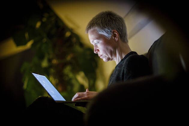 Smbolfoto about overtime A woman working on her laptop at home late at night Berlin, 25 03 2020 Berlin Germany Copyright: xphotothek xThomasxTrutschelx