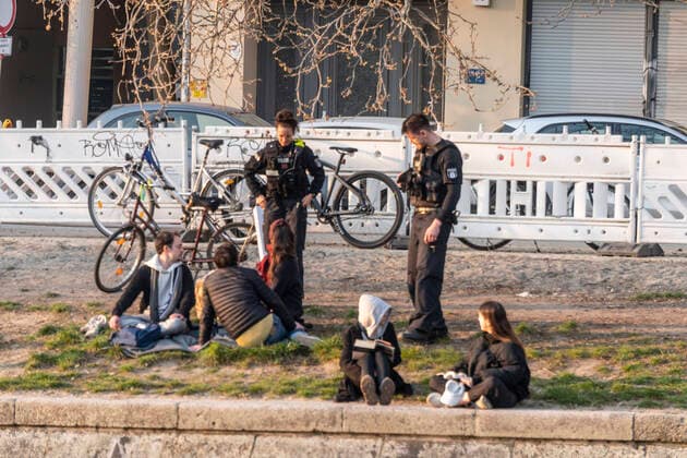Non-compliance with the ban on contact during the corona crisis in Berlin Tightened police controls to prevent the Convid 19 virus from spreading through too close contact Non-compliance with the ban on contact at the Landwehrkanal in Kreuzberg during the corona crisis in Berlin Tightened police controls to prevent the Convid 19 virus from spreading through too close contact
