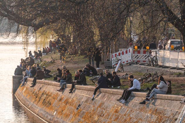 Non-compliance with the ban on contact during the corona crisis in Berlin Tightened police controls to prevent the Convid 19 virus from spreading through too close contact Non-compliance with the ban on contact at the Landwehrkanal in Kreuzberg during the corona crisis in Berlin Tightened police controls to prevent the Convid 19 virus from spreading through too close contact