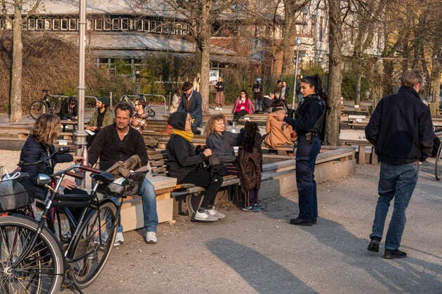 Non-compliance with the ban on contact during the Corona crisis in Berlin Tightened police controls to prevent the Convid 19 virus from spreading through too close contact Non-compliance with the ban on contact at the Paul Linke Ufer boules court in Kreuzberg Tightened police controls to prevent the Convid 19 virus from spreading through too close contact