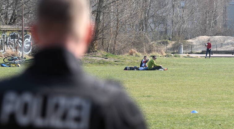 Berlin policemen point out the exit and contact blocks They also make loudspeaker announcements and ask everyone who is sitting or lying down on the lawn in the park at Gleisdreieck to move away.