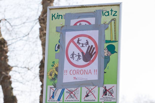 28 03 2020, xtgx, Effects of the Corona Virus in Magdeburg, Sign at a closed playground By decision of the state of Saxony-Anhalt all playgrounds are closed Magdeburg