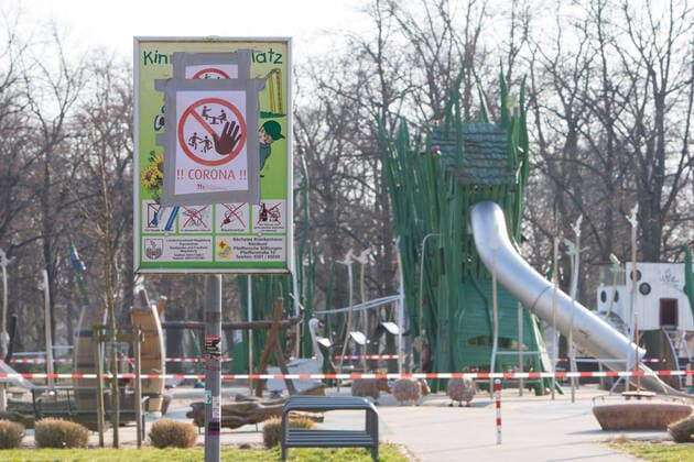 28 03 2020, xtgx, Effects of the Corona Virus in Magdeburg, Sign at a closed playground By decision of the state of Saxony-Anhalt all playgrounds are closed Magdeburg
